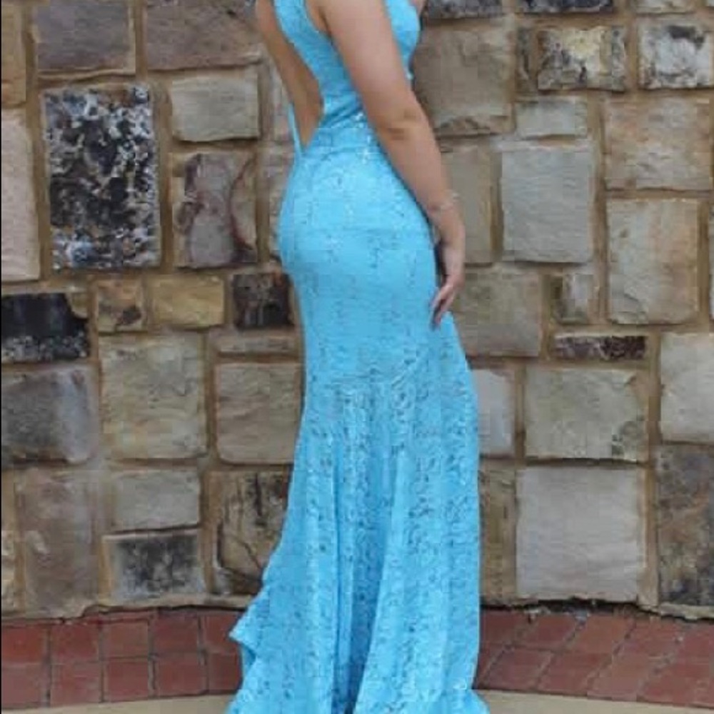 Prom dress only wore once fitted to a size 4.